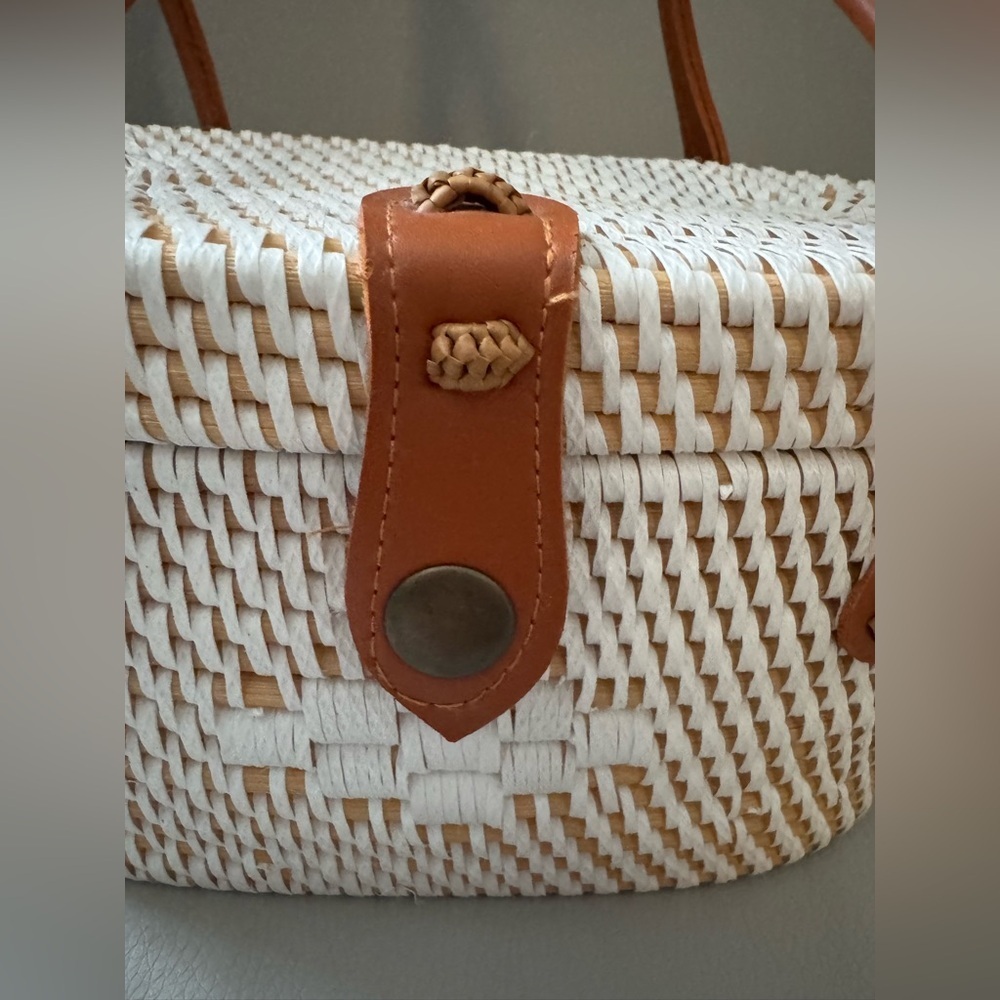 Balinese Rattan Bucket Beach Bag Purse in white and chestnut - Picture 2 of 5